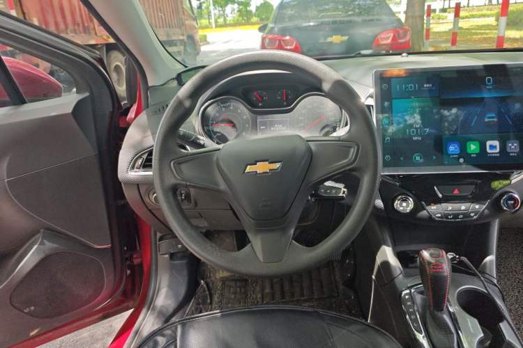 Used Chevrolet Cruze 2017 1.5L Automatic Pioneer Sunroof Edition Steering Wheel