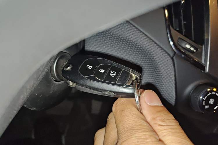 Used Chevrolet Cruze 2017 1.5L Automatic Pioneer Sunroof Edition Vehicle Key
