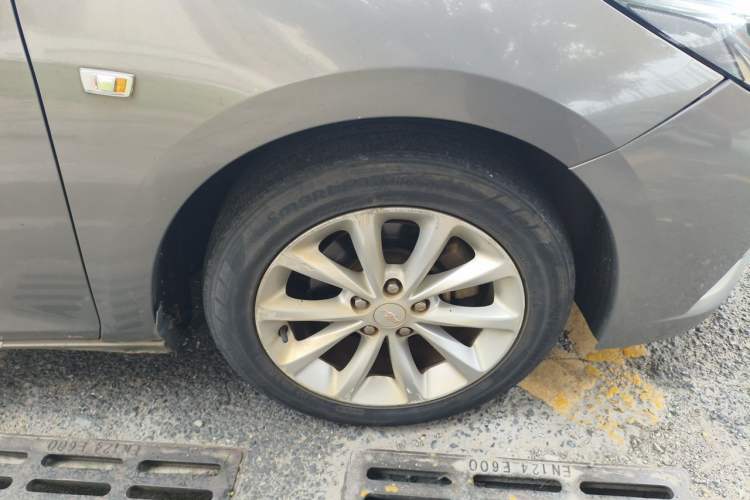 Used Chevrolet Cruze 2017 1.5L Automatic Pioneer Sunroof Edition Right Front Wheel Hub
