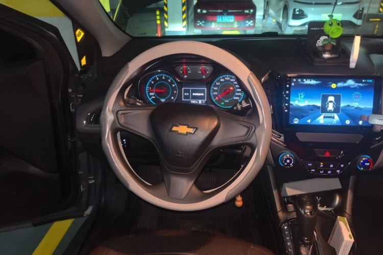 Used Chevrolet Cruze 2017 1.5L Automatic Pioneer Sunroof Edition Steering Wheel