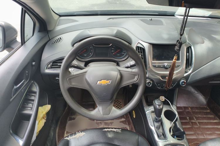 Used Chevrolet Cruze 2017 1.5L Automatic Pioneer Sunroof Edition Steering Wheel