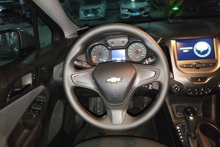 Used Chevrolet Cruze 2017 1.5L Automatic Pioneer Sunroof Edition Steering Wheel