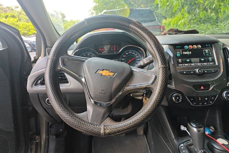 Used Chevrolet Cruze 2017 1.5L Automatic Pioneer Sunroof Edition Steering Wheel