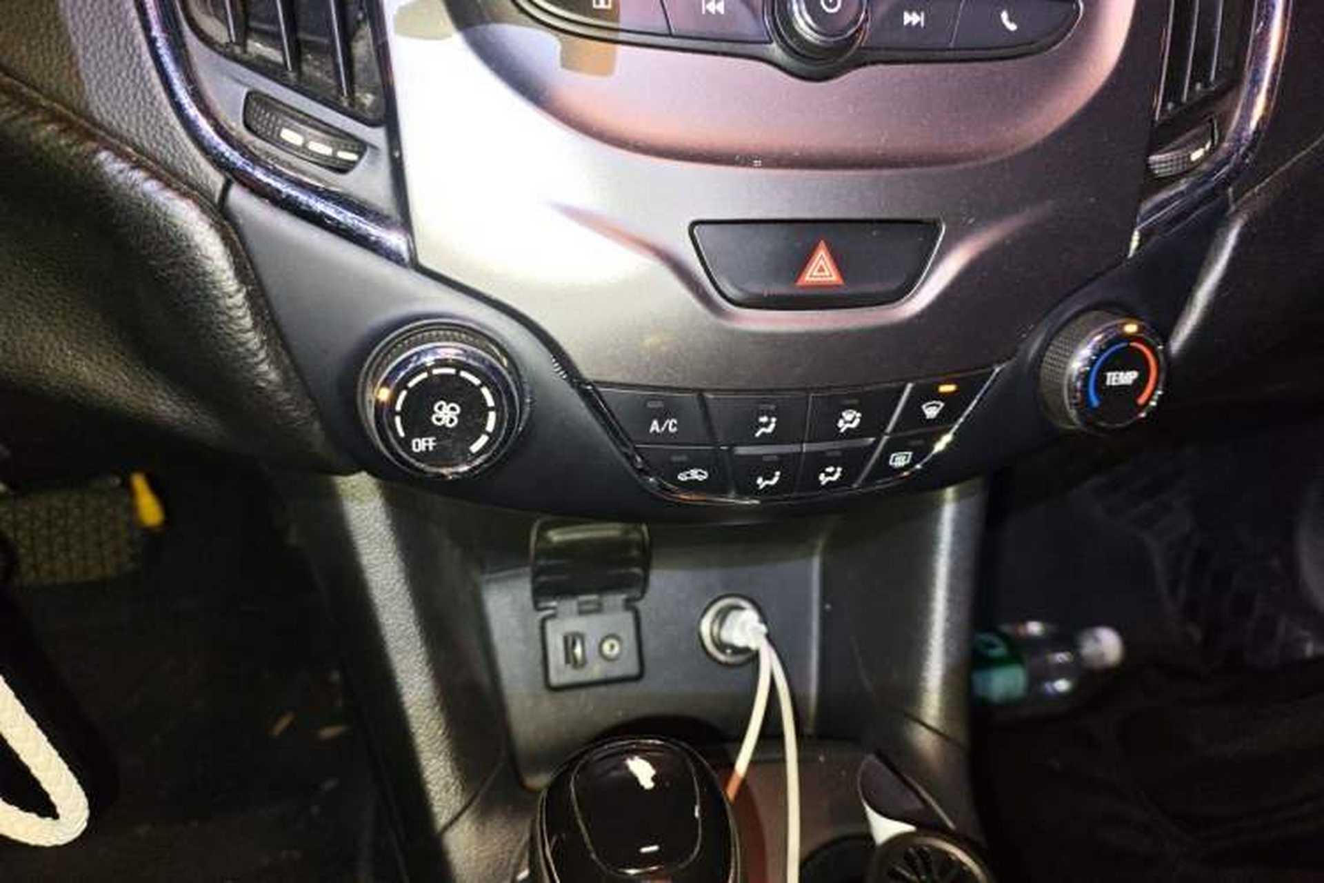 Used Chevrolet Cruze 2017 1.5L Automatic Pioneer Sunroof Edition Audio And AC Panel