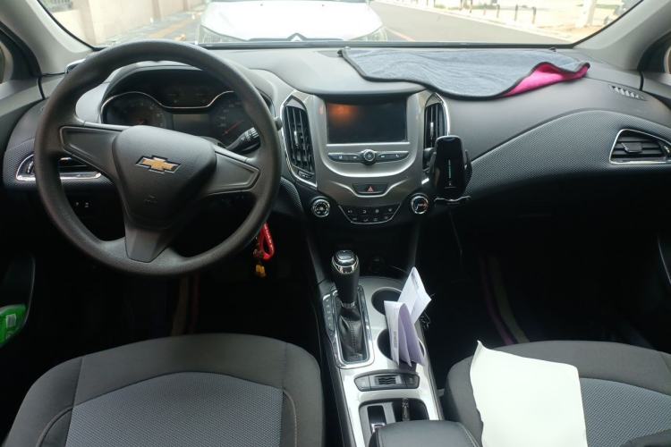 Used Chevrolet Cruze 2017 1.5L Automatic Pioneer Sunroof Edition Center Console