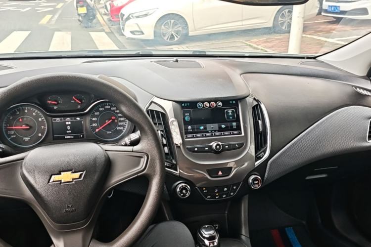 Used Chevrolet Cruze 2017 1.5L Automatic Pioneer Sunroof Edition Center Console