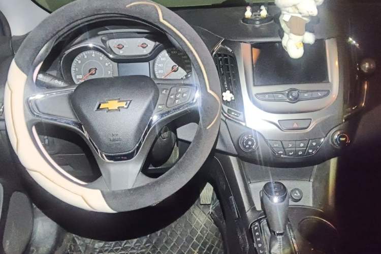 Used Chevrolet Cruze 2017 1.5L Hatchback Automatic Xuanfeng Edition Center Console