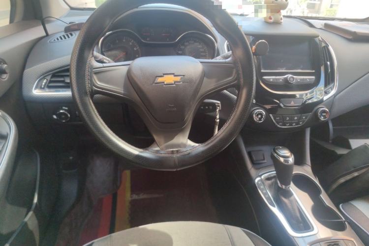 Used Chevrolet Cruze 2017 1.5L Automatic Pioneer Sunroof Edition Center Console