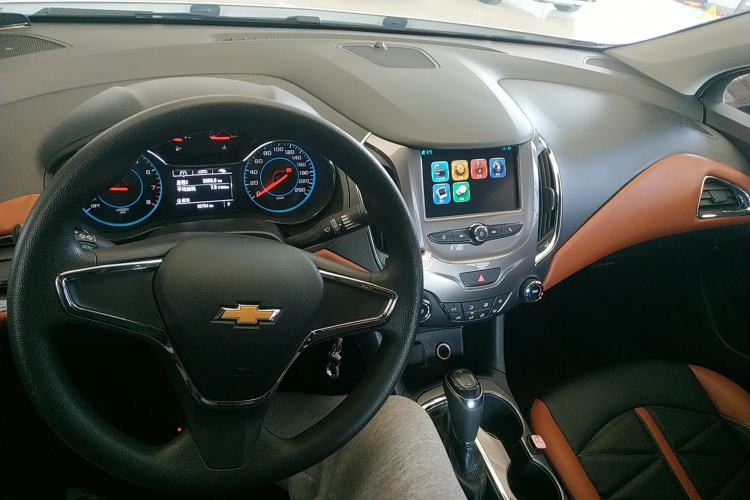 Used Chevrolet Cruze 2017 1.5L Automatic Pioneer Sunroof Edition Center Console
