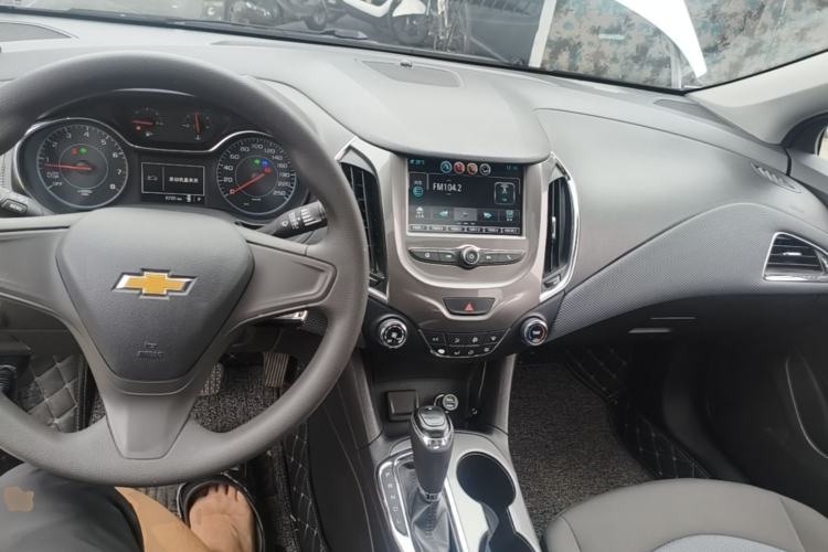 Used Chevrolet Cruze 2017 1.5L Automatic Pioneer Sunroof Edition Center Console