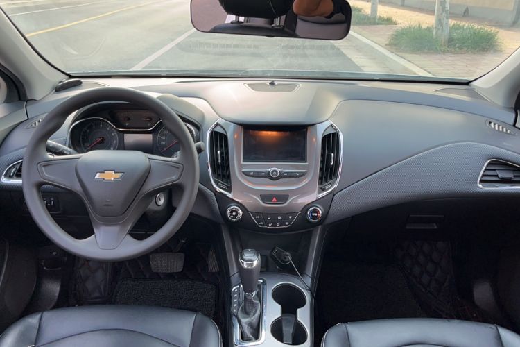 Used Chevrolet Cruze 2017 1.5L Automatic Pioneer Sunroof Edition Center Console