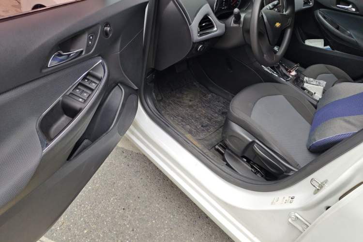 Used Chevrolet Cruze 2017 1.5L Automatic Pioneer Sunroof Edition Driver Seat