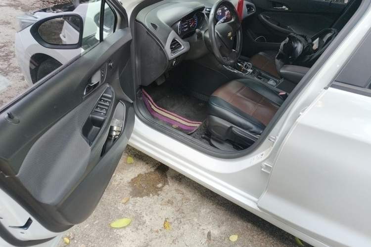 Used Chevrolet Cruze 2017 1.5L Automatic Pioneer Sunroof Edition Driver Seat
