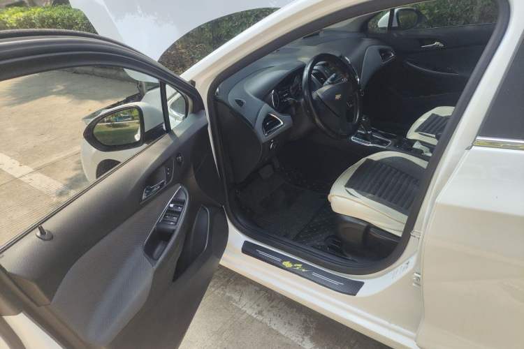 Used Chevrolet Cruze 2017 1.5L Automatic Pioneer Sunroof Edition Driver Seat