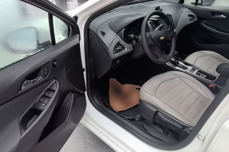 Used Chevrolet Cruze 2017 1.5L Automatic Pioneer Sunroof Edition Driver Seat