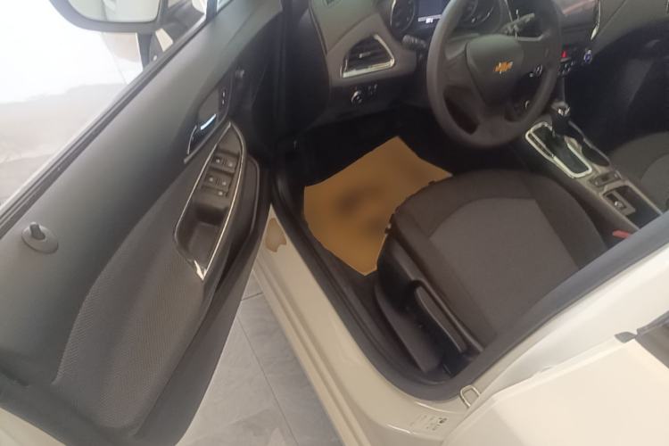 Used Chevrolet Cruze 2017 1.5L Automatic Pioneer Sunroof Edition Driver Seat
