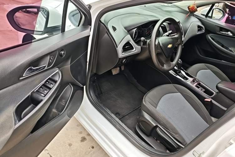 Used Chevrolet Cruze 2017 1.5L Automatic Pioneer Sunroof Edition Driver Seat