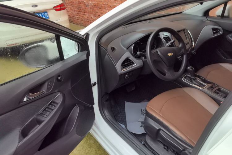 Used Chevrolet Cruze 2017 1.5L Automatic Pioneer Sunroof Edition Driver Seat