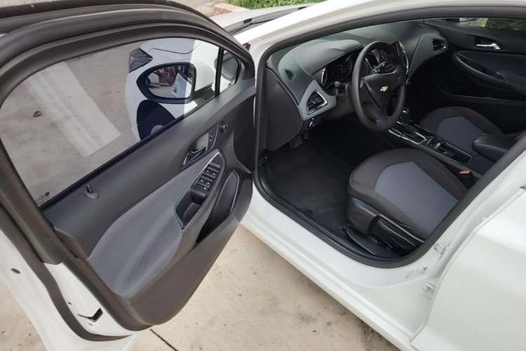 Used Chevrolet Cruze 2017 1.5L Automatic Pioneer Sunroof Edition Driver Seat
