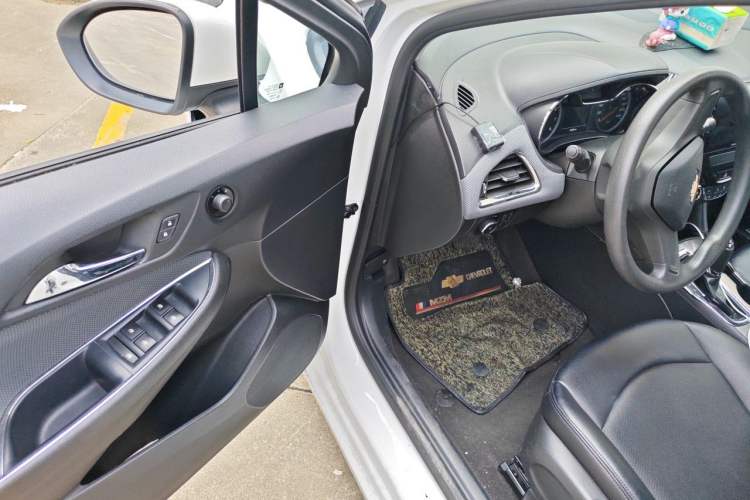 Used Chevrolet Cruze 2017 1.5L Automatic Pioneer Sunroof Edition Driver Seat
