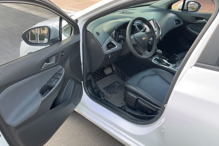 Used Chevrolet Cruze 2017 1.5L Automatic Pioneer Sunroof Edition Driver Seat