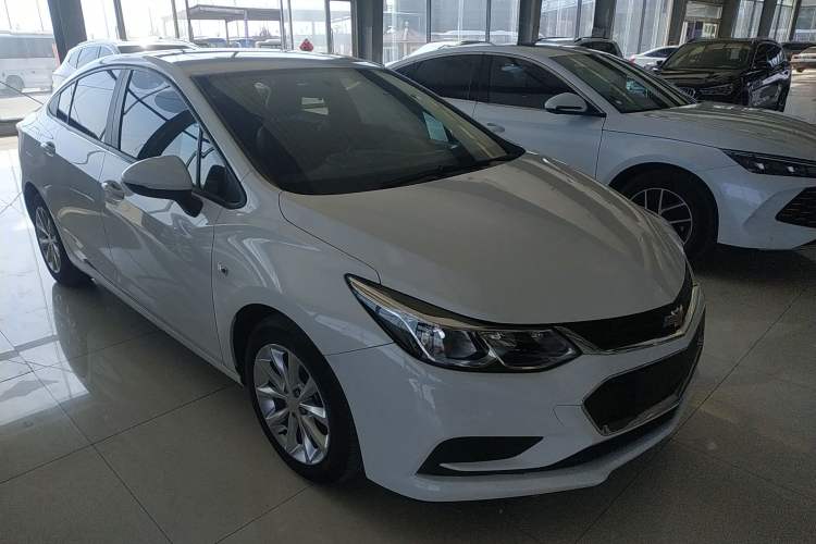 Used Chevrolet Cruze 2017 1.5L Automatic Pioneer Sunroof Edition Front Right 45 Deg