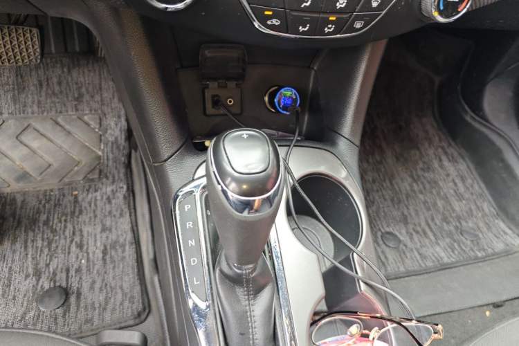 Used Chevrolet Cruze 2017 1.5L Automatic Pioneer Sunroof Edition Gear Lever
