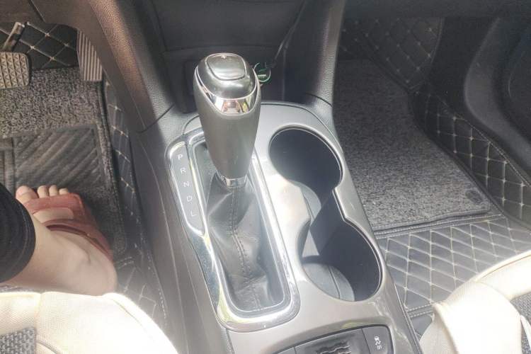 Used Chevrolet Cruze 2017 1.5L Automatic Pioneer Sunroof Edition Gear Lever