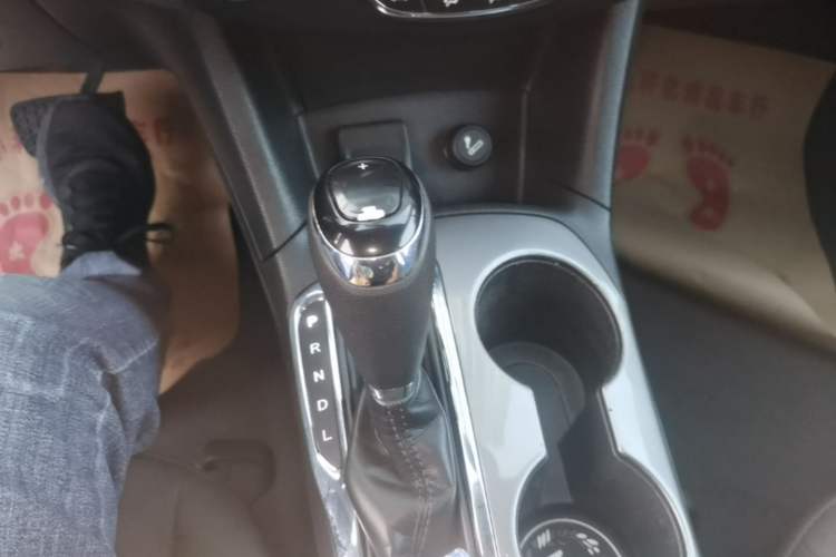 Used Chevrolet Cruze 2017 1.5L Automatic Pioneer Sunroof Edition Gear Lever