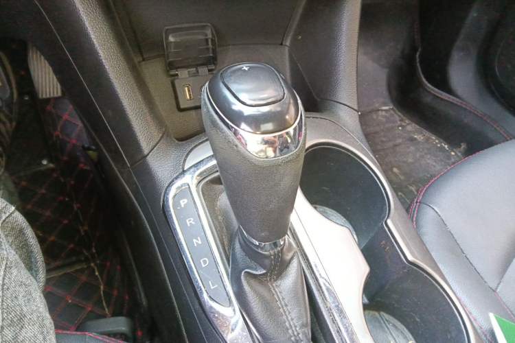 Used Chevrolet Cruze 2017 1.5L Automatic Pioneer Sunroof Edition Gear Lever