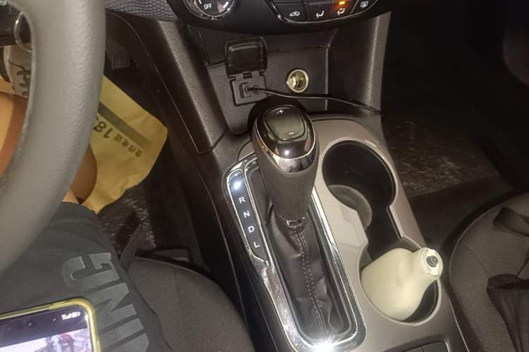 Used Chevrolet Cruze 2017 1.5L Automatic Pioneer Sunroof Edition Gear Lever
