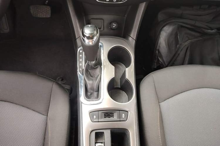 Used Chevrolet Cruze 2017 1.5L Automatic Pioneer Sunroof Edition Gear Lever