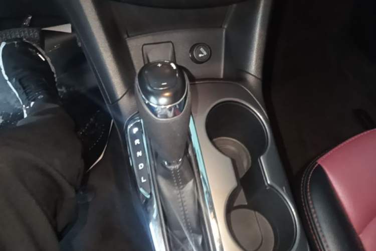 Used Chevrolet Cruze 2017 1.5L Automatic Pioneer Sunroof Edition Gear Lever