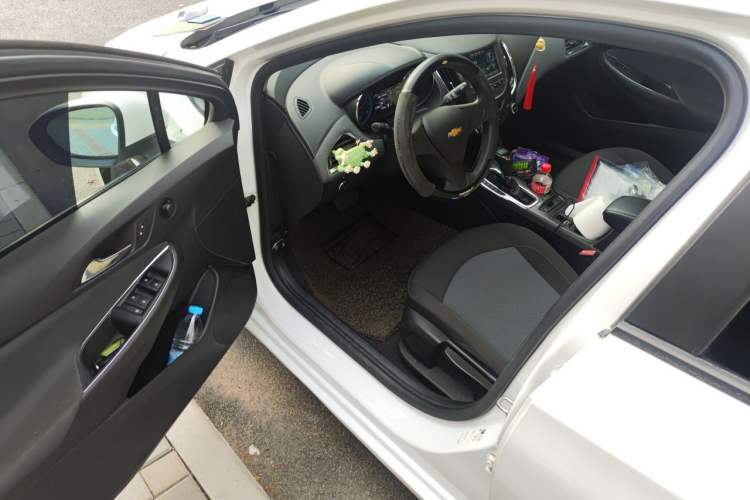 Used Chevrolet Cruze 2017 1.5L Automatic Pioneer Sunroof Edition Interior 3