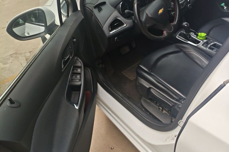 Used Chevrolet Cruze 2017 1.5L Automatic Pioneer Sunroof Edition Interior 5
