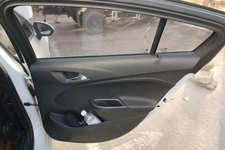 Used Chevrolet Cruze 2017 1.5L Automatic Pioneer Sunroof Edition Interior 6