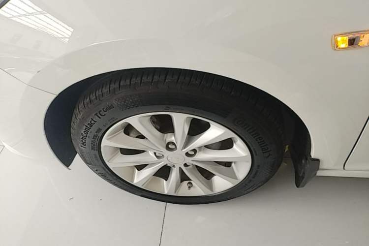Used Chevrolet Cruze 2017 1.5L Automatic Pioneer Sunroof Edition Left Front Wheel Hub