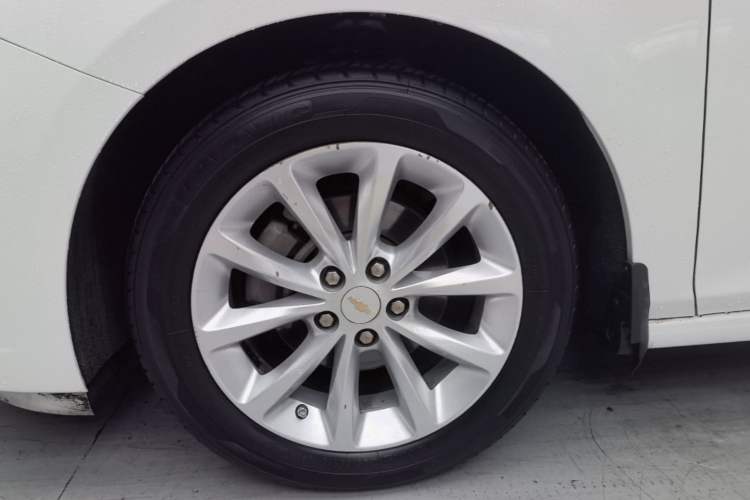 Used Chevrolet Cruze 2017 1.5L Automatic Pioneer Sunroof Edition Left Front Wheel Hub