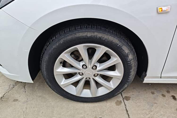 Used Chevrolet Cruze 2017 1.5L Automatic Pioneer Sunroof Edition Left Front Wheel Hub
