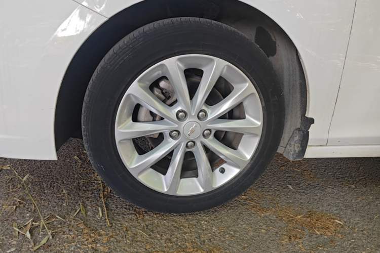 Used Chevrolet Cruze 2017 1.5L Automatic Pioneer Sunroof Edition Left Front Wheel Hub