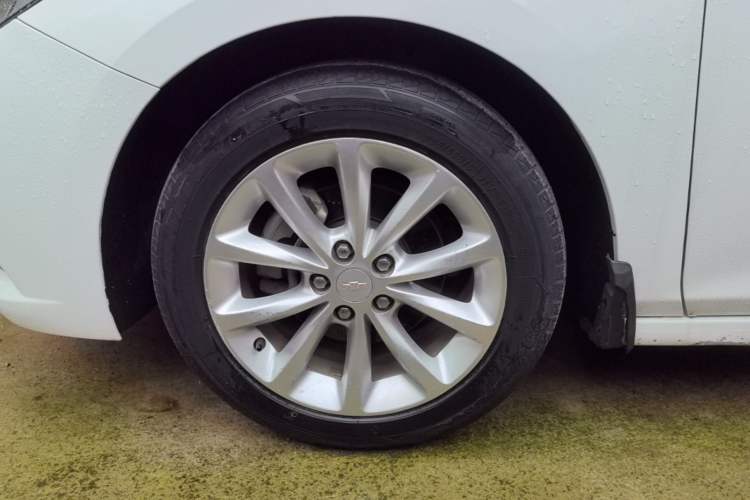 Used Chevrolet Cruze 2017 1.5L Automatic Pioneer Sunroof Edition Left Front Wheel Hub