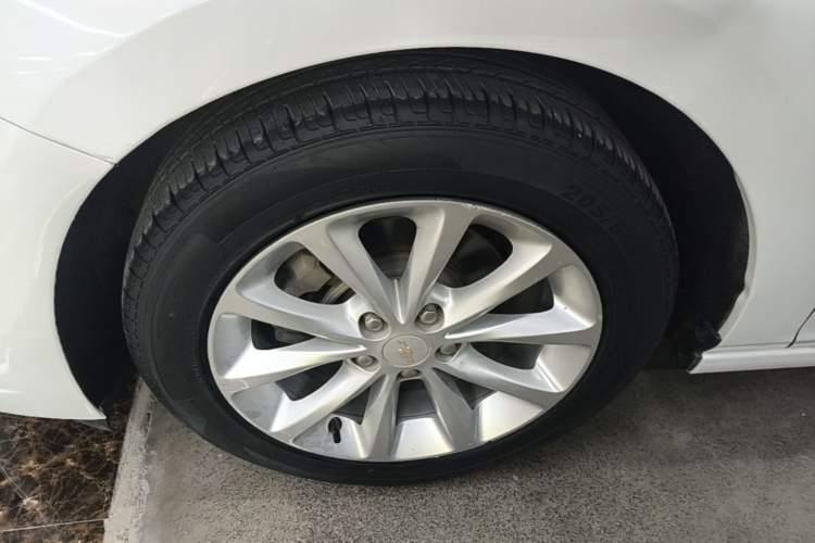 Used Chevrolet Cruze 2017 1.5L Automatic Pioneer Sunroof Edition Left Front Wheel Hub