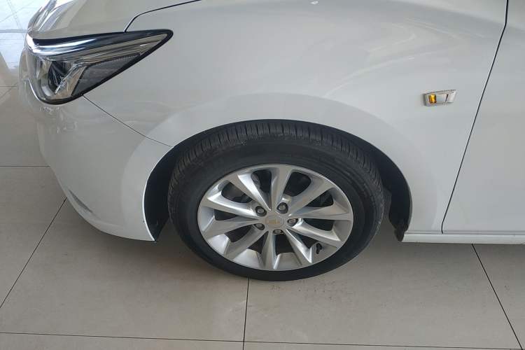 Used Chevrolet Cruze 2017 1.5L Automatic Pioneer Sunroof Edition Left Front Wheel Hub