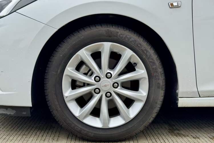 Used Chevrolet Cruze 2017 1.5L Automatic Pioneer Sunroof Edition Left Front Wheel Hub