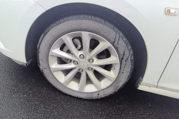 Used Chevrolet Cruze 2017 1.5L Automatic Pioneer Sunroof Edition Left Front Wheel Hub