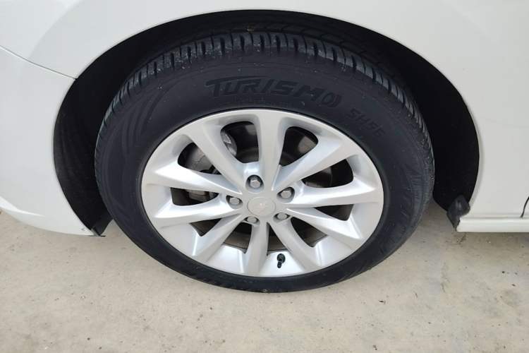 Used Chevrolet Cruze 2017 1.5L Automatic Pioneer Sunroof Edition Left Front Wheel Hub