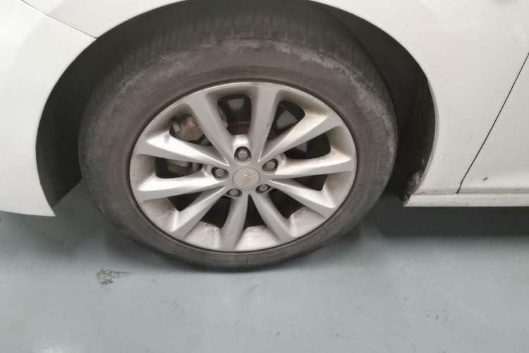 Used Chevrolet Cruze 2017 1.5L Automatic Pioneer Sunroof Edition Left Front Wheel Hub