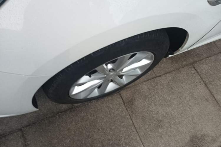 Used Chevrolet Cruze 2017 1.5L Automatic Pioneer Sunroof Edition Left Front Wheel Hub