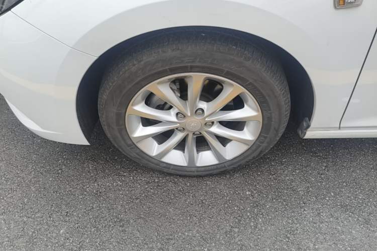 Used Chevrolet Cruze 2017 1.5L Automatic Pioneer Sunroof Edition Left Front Wheel Hub