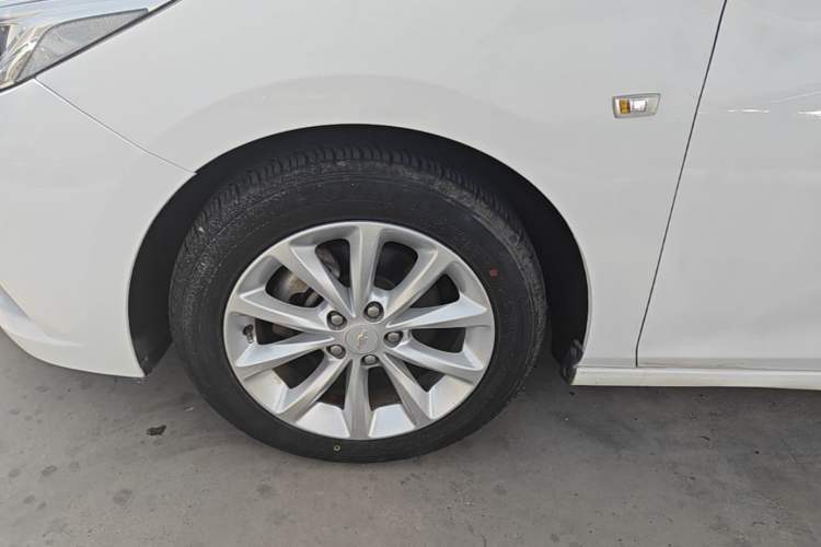 Used Chevrolet Cruze 2017 1.5L Automatic Pioneer Sunroof Edition Left Front Wheel Hub